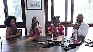 eles tentam trabalhar o preconceito por ser grande e já transaram em público 😏