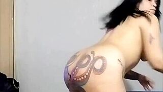 Me trago una polla grande y gruesa y me la meto yo solita por el culo mientras me dan tussi luego de tener un tras camara con el maniático anal europan latina y colombia en combinación vene.