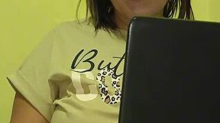 madrastra se folla a su hijastro por reprobar el ciclo