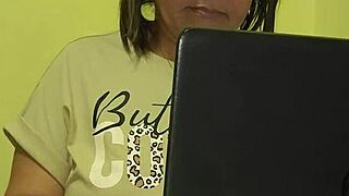 madrastra se folla a su hijastro por reprobar el ciclo