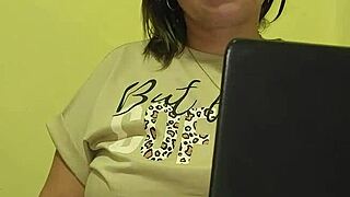 madrastra se folla a su hijastro por reprobar el ciclo