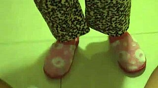 madrastra se folla a su hijastro por reprobar el ciclo