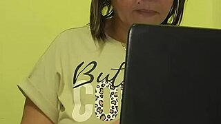 madrastra se folla a su hijastro por reprobar el ciclo