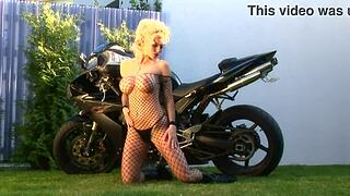 caylan curtis, masturbate solo?