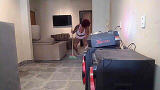 espiei a safada dançando e meti o pau nela gemendo alto 😈