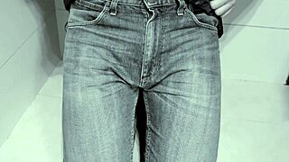 I Pee in Jeans in Toilet