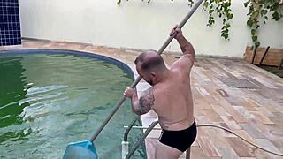 Patroa Gostosa Pays Mini Piscineiro With Her Pussy For Pool Service