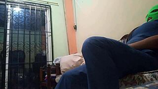 una madrastra madura de culo regordete y grandes tetas se masturba en casa sobre el sofa