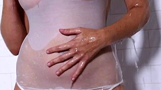 Milf in the Shower Teasing Blonde Julia Ann Poses for Your Pleasure