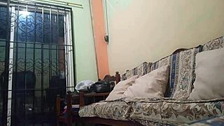 una madrastra madura de culo regordete y grandes tetas se masturba en casa sobre el sofa
