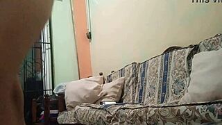 una madrastra madura de culo regordete y grandes tetas se masturba en casa sobre el sofa