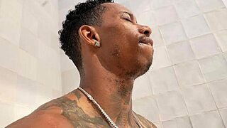 Los Vecinos Nos Pillan Follando En El Ba�o De La Piscina De La Comunidad Y Nos Graban