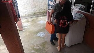 Dona de Casa Seduces Technician with Her Ass