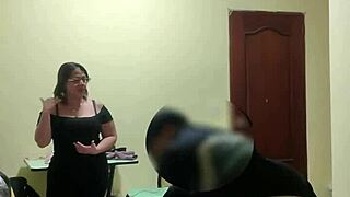 i folling the cleaning lady so hard, shes moaning like crazy