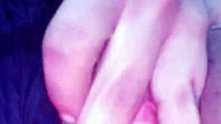 Me toco mientras veo porno, ¡qué excitante! 😍