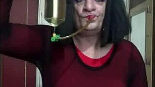 bisexual crossdresser fills himself up shyly at home