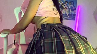 Se escapa de clases para hacer live webcam en casa