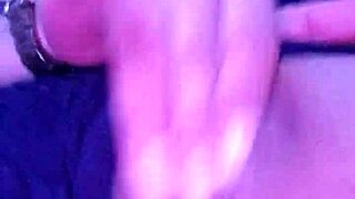 Me toco mientras veo porno, ¡qué excitante! 😍