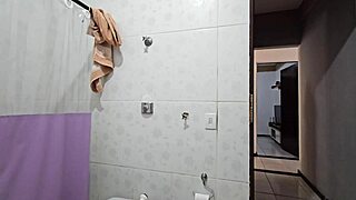 Enteada fica com tes�o ao me ver no banho a� meu deus padrasto voc� teve m�ltiplos orgasmos na minha buceta e agora