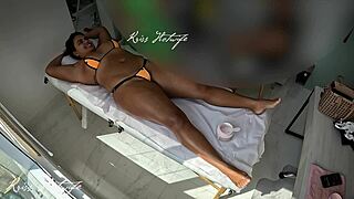 usei um biqu�ni todo socado na bucetinha para fazer uma massagem deliciosa