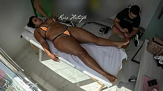 usei um biqu�ni todo socado na bucetinha para fazer uma massagem deliciosa