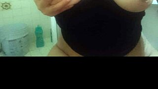 la putita de LESLIE loves showing off her ass and tits in casual homemade tease