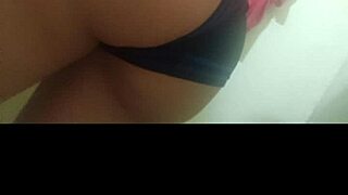 la putita de LESLIE loves showing off her ass and tits in casual homemade tease