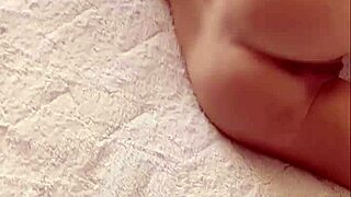 mala dvojka fingers her shaved milf pussy solo