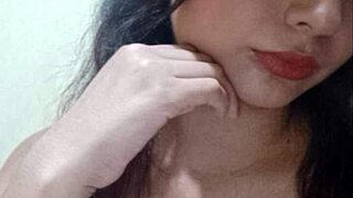 la putita de LESLIE loves showing off her ass and tits in casual homemade tease