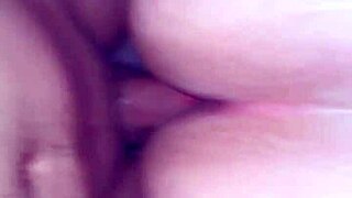 la latina se masturba en el gym antes de una cogida anal de perrito con creampie