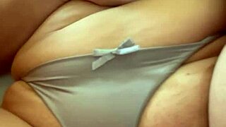 Loira gostosa, show me how you rub that hairy pussy hard!