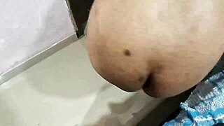 Špinavá arabská služka Pinky ohnutá a ukazuje zadek při doggystyle šukání