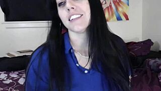 Think you can beat this glasses-wearing latina goddess at cards?