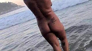 conheci essa baixinha gordinha preta sexy na praia de nudismo!! n�o perca 😍 olha o final!!