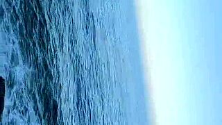 conheci essa baixinha gordinha preta sexy na praia de nudismo!! n�o perca 😍 olha o final!!