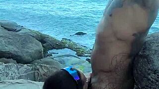 conheci essa baixinha gordinha preta sexy na praia de nudismo!! n�o perca 😍 olha o final!!