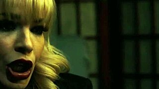 Tänk dig den 18+ slynan böjd fram offentligt medan storbröstad milf och maken dubbelknullar hennes tighta röv