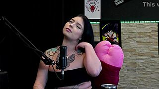 Tem Fetiche em Pele O Boquete é o Seu Forte Gravou com um Pau de 24cm Teve Experiência com Dois Homens e Gosta de Pequeno e Grosso - Kalyca Watch on Sheer Red