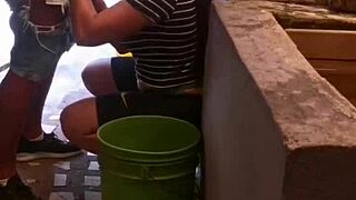 صديق يدخل خراج لبن شرجي خلسة وهي تغسل هدومها