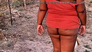 mostrei minha bunda grande e bucetinha na publico pra todo mundo ver ai meu deus que delicia...