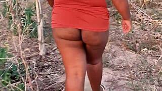 mostrei minha bunda grande e bucetinha na publico pra todo mundo ver ai meu deus que delicia...