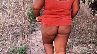 mostrei minha bunda grande e bucetinha na publico pra todo mundo ver ai meu deus que delicia...