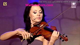 violinists flash upskirt oops live