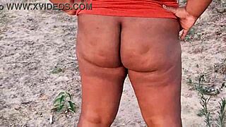 mostrei minha bunda grande e bucetinha na publico pra todo mundo ver ai meu deus que delicia...