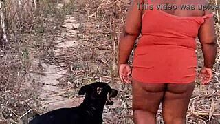 mostrei minha bunda grande e bucetinha na publico pra todo mundo ver ai meu deus que delicia...