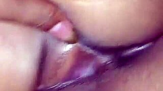 istri tetangga curhat... lama gak ngentot suami😩 akhirnya kita ngentot bareng🤤 cowok tetangga bantu puasin dia👅