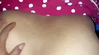 istri tetangga curhat... lama gak ngentot suami😩 akhirnya kita ngentot bareng🤤 cowok tetangga bantu puasin dia👅