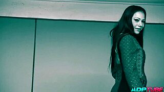 damn, fist that lesbian pussy with double dildo penetration!! 😈👊💦