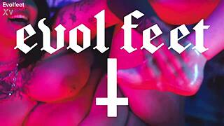 Lesbian feet worship leads to wet pussy licking and toe sucking bliss