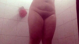 Aventuras Voyeur Gordibuena Cleans Cum-Filled Coño In Shower